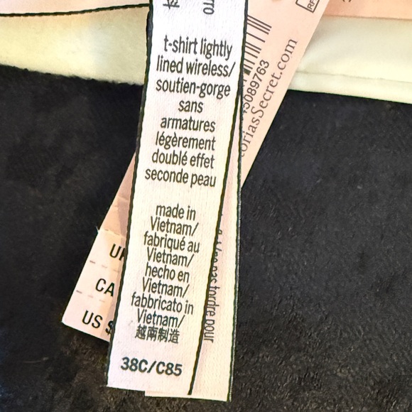 White Victoria's Secret lightly lined wireless tshirt bra-Size 38C - Picture 3 of 5